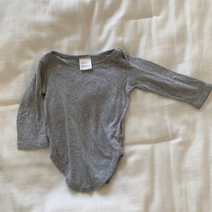Hanna Andersson bodysuit size 6-12 months